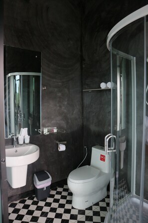 Habitación estándar, 1 cama de matrimonio grande, no fumadores, vistas a la colina | Baño | Toallas