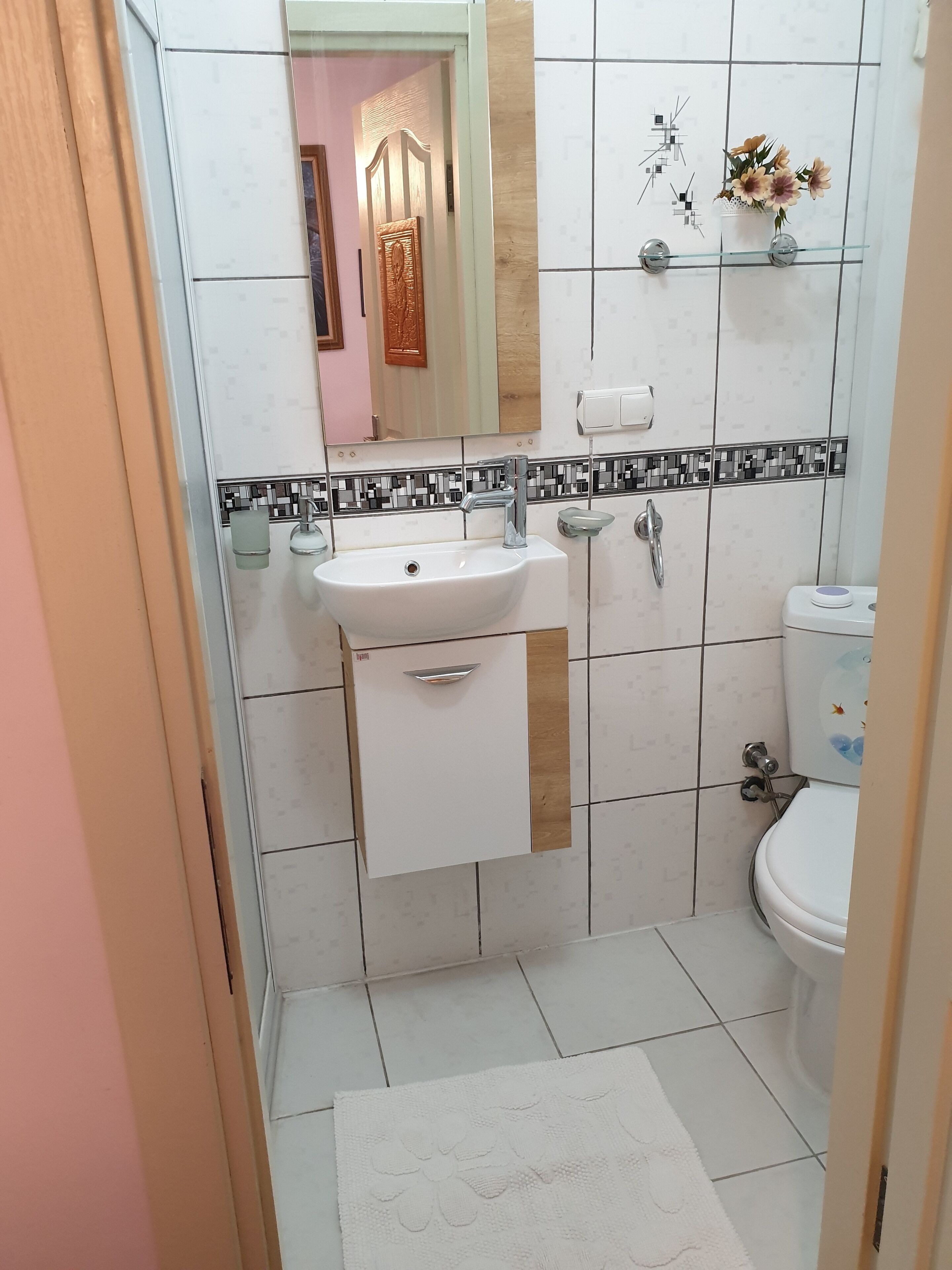 comfort room, 1 queen bed, ensuite, mountain view | bathroom | shower, free toiletries, hair dryer, dressing gowns