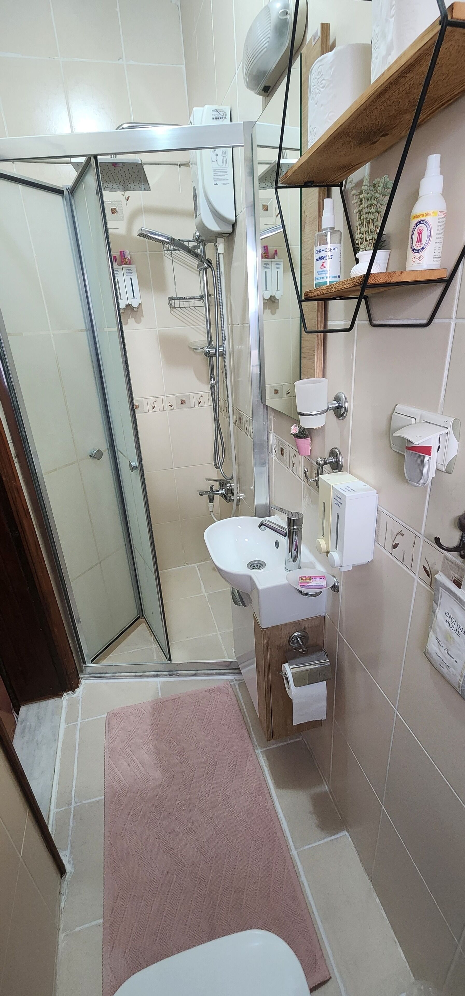standard room | bathroom | shower, free toiletries, hair dryer, dressing gowns