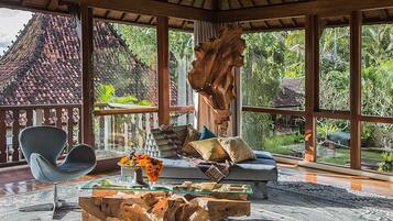 4 bedrooms, in-room safe, desk, blackout curtains