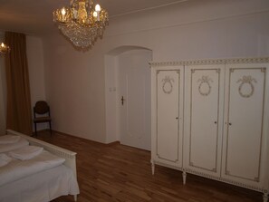Blackout curtains, soundproofing, iron/ironing board, rollaway beds - Castle apartment (Prague)