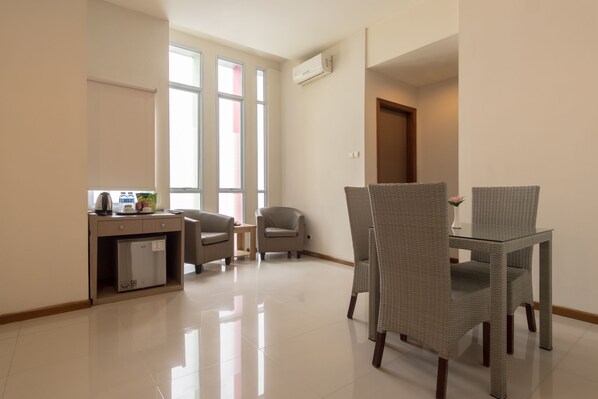 Family Suite, Non Smoking | Living area | Flat-screen TV