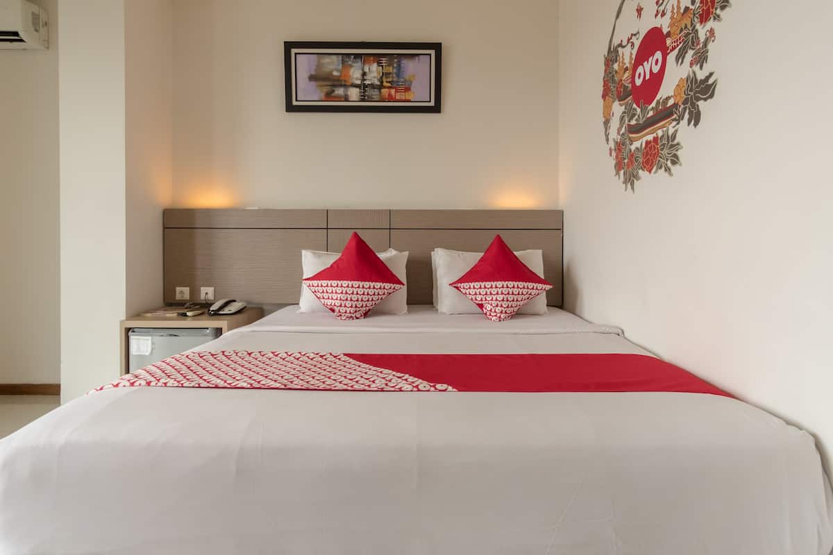 Deluxe Double Room, 1 Double Bed, Non Smoking | 1 bedroom, desk, free WiFi, bed sheets