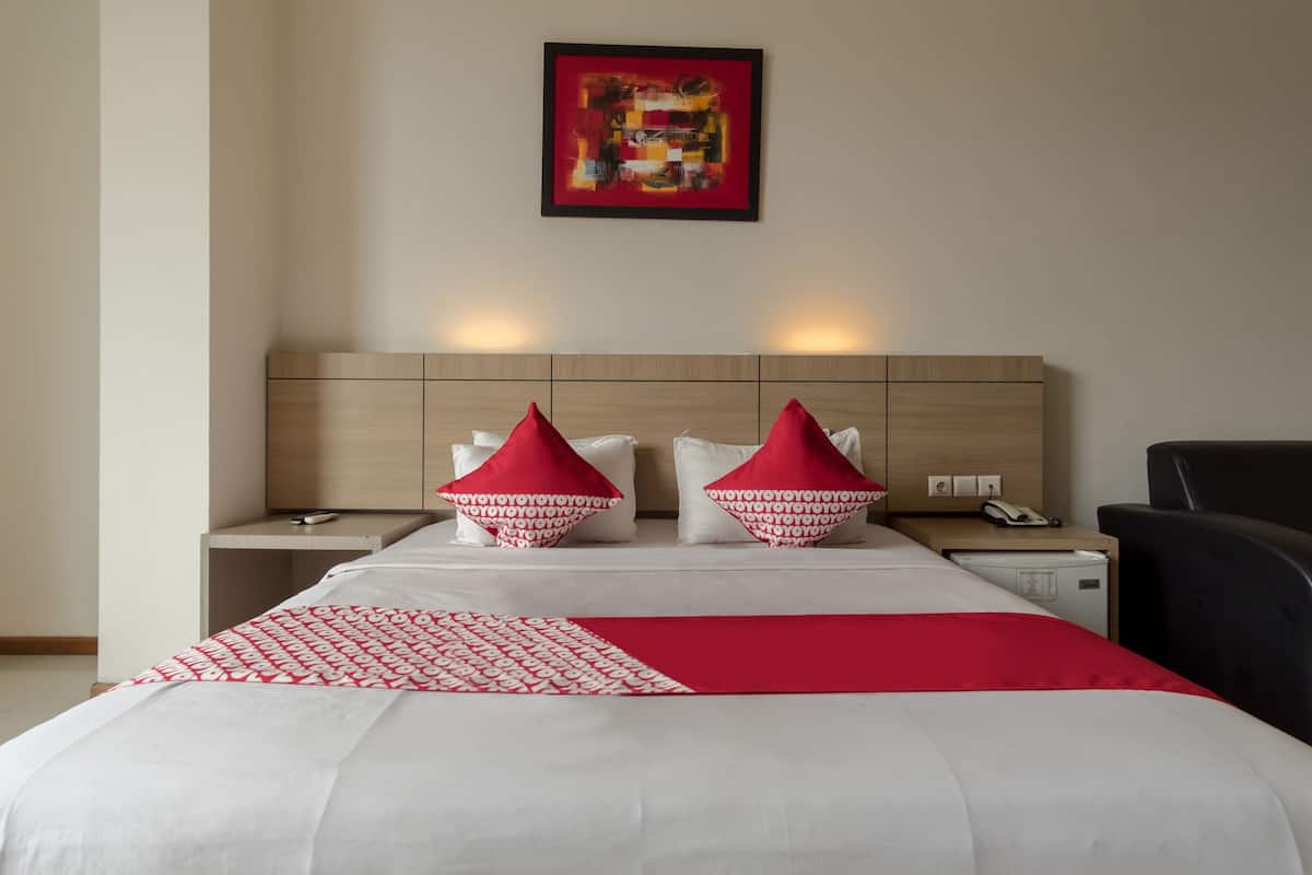 Deluxe Suite, 1 Double Bed, Non Smoking | 1 bedroom, desk, free WiFi, bed sheets