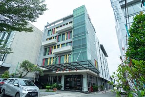 Front of property - Putra Mulia Hotel (Medan)