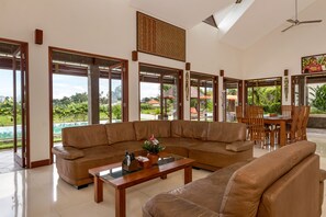 Flat-screen TV - Villa Griya Aditi by Villa Finder (Sukawati)