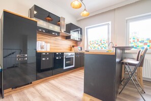 Departamento urbano, 6 habitaciones, para no fumadores, vista a la ciudad | Cocina privada | Refrigerador, microondas, horno y parrilla de estufa 
