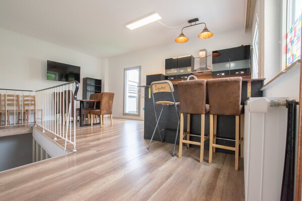 Apartamento City, 6 habitaciones, no fumadores, vistas a la ciudad | Cocina privada | Frigorífico, microondas, horno y placa de cocina