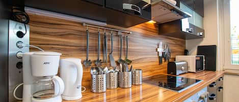 Departamento urbano, 6 habitaciones, para no fumadores, vista a la ciudad | Cocina privada | Refrigerador, microondas, horno y parrilla de estufa