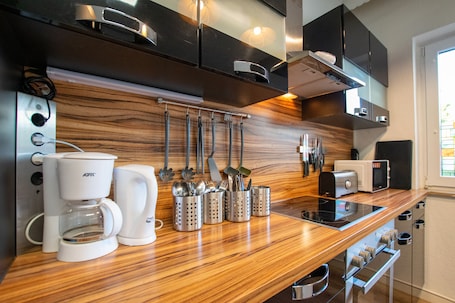 City Apartment, 6 Bedrooms, Non Smoking, City View | Private kitchen. Spacious House