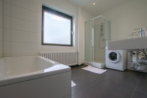 Apartamento City, 6 habitaciones, no fumadores, vistas a la ciudad | Baño | Ducha, artículos de higiene personal gratuitos y secador de pelo