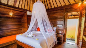 Deluxe Room | Peralatan tempat tidur premium, bar mini, peti besi dalam bilik, meja 