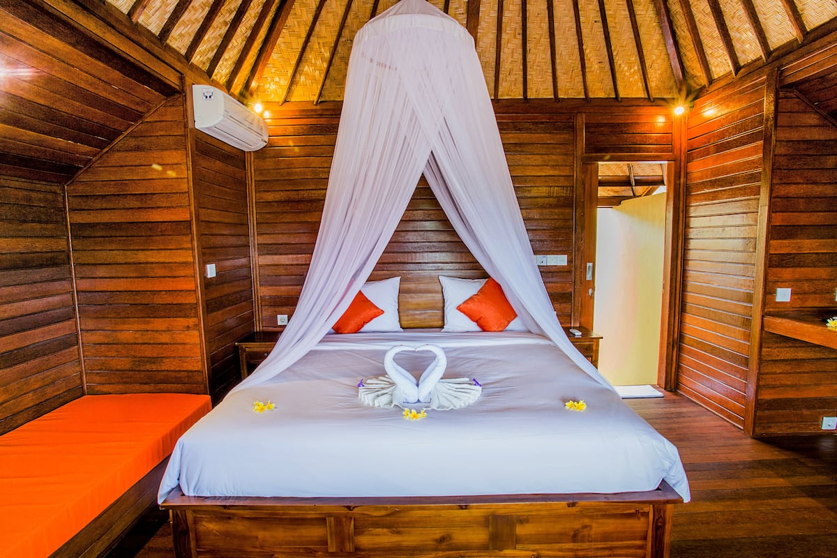 Deluxe kamer | Luxe beddengoed, een minibar, een kluis op de kamer