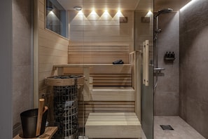 Lapland Suite (with sauna) | Kylpyhuone | Ilmaiset hygieniatuotteet, hiustenkuivaaja, bidee, pyyhkeet
