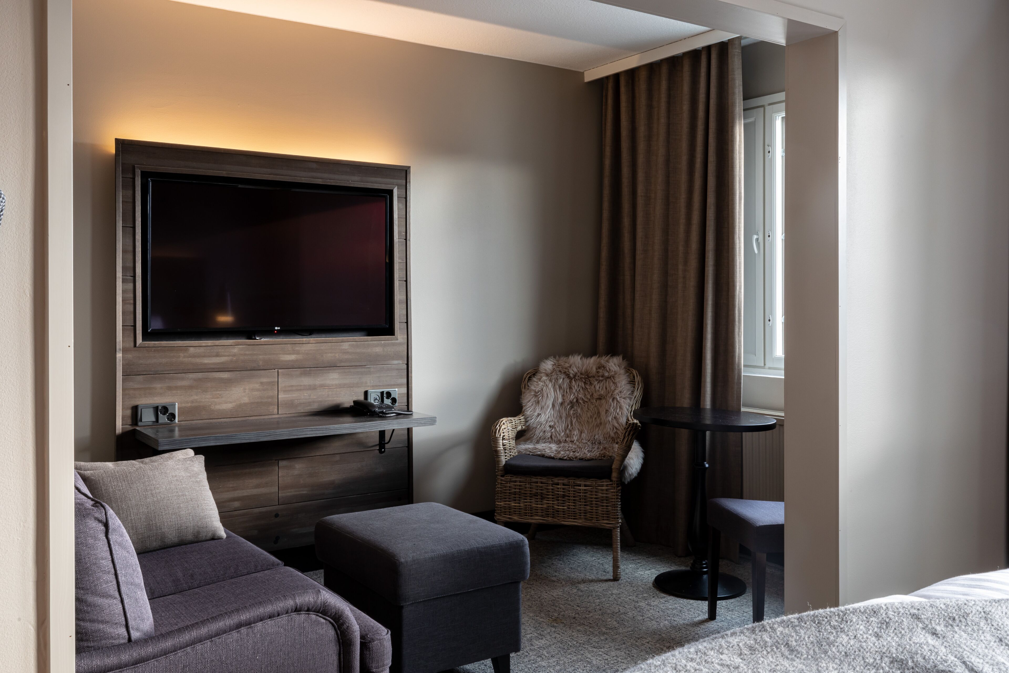 junior studio suite, 1 king bed | living area | flat-screen tv