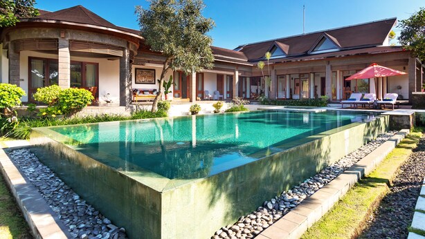 Outdoor pool - Villa Griya Atma by Villa Finder (Sukawati)