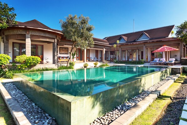 Outdoor pool - Villa Griya Atma by Villa Finder (Sukawati)