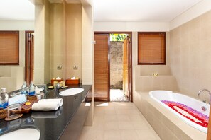 Villa, 4 Yatak Odası | Banyo | Duş, derin küvet, ücretsiz banyo/kozmetik ürünleri