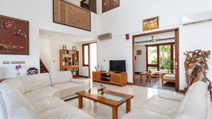 Flat-screen TV - Villa Griya Atma by Villa Finder (Sukawati)