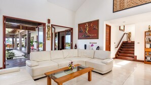 Flat-screen TV - Villa Griya Atma by Villa Finder (Sukawati)