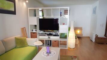 Apartemen | Area keluarga | TV layar datar, pemutar DVD, meja tenis meja, dan peralatan stereo
