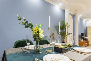 Signature-Apartment, 3 Schlafzimmer | 3 Schlafzimmer, hochwertige Bettwaren, Daunenbettdecken, Schreibtisch
