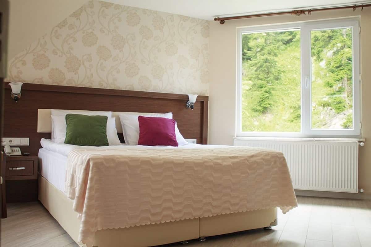 1 bedroom, in-room safe, blackout curtains, soundproofing