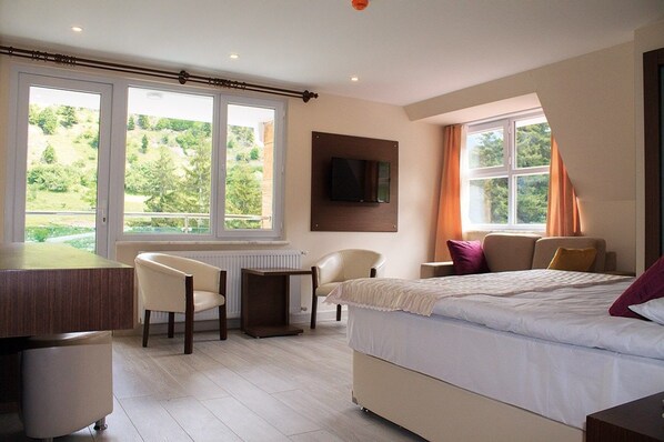 Zimmersafe, Verdunkelungsvorhänge, schallisolierte Zimmer