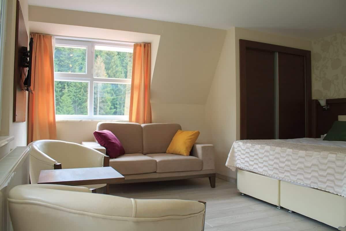 1 bedroom, in-room safe, blackout curtains, soundproofing