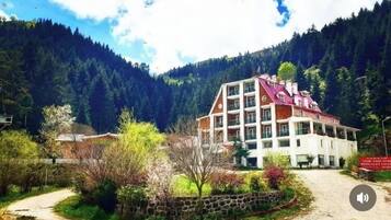 Vista frontal de la propiedad