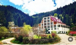 Situated in a mountainous area, this building offers stunning views of the surrounding landscape.