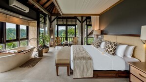 A spacious bedroom with a large bed, a bathtub, and a balcony with a view. - Villa Kelusa Ubud (Payangan)