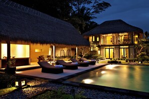 Front of property – evening/night - Villa Kelusa Ubud (Payangan)