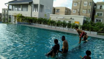 Una piscina al aire libre