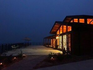 Fachada de la propiedad por la tarde o noche