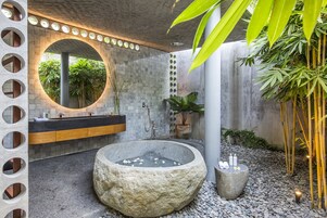 Artículos de tocador gratuitos, secador de pelo, pantuflas, bidet