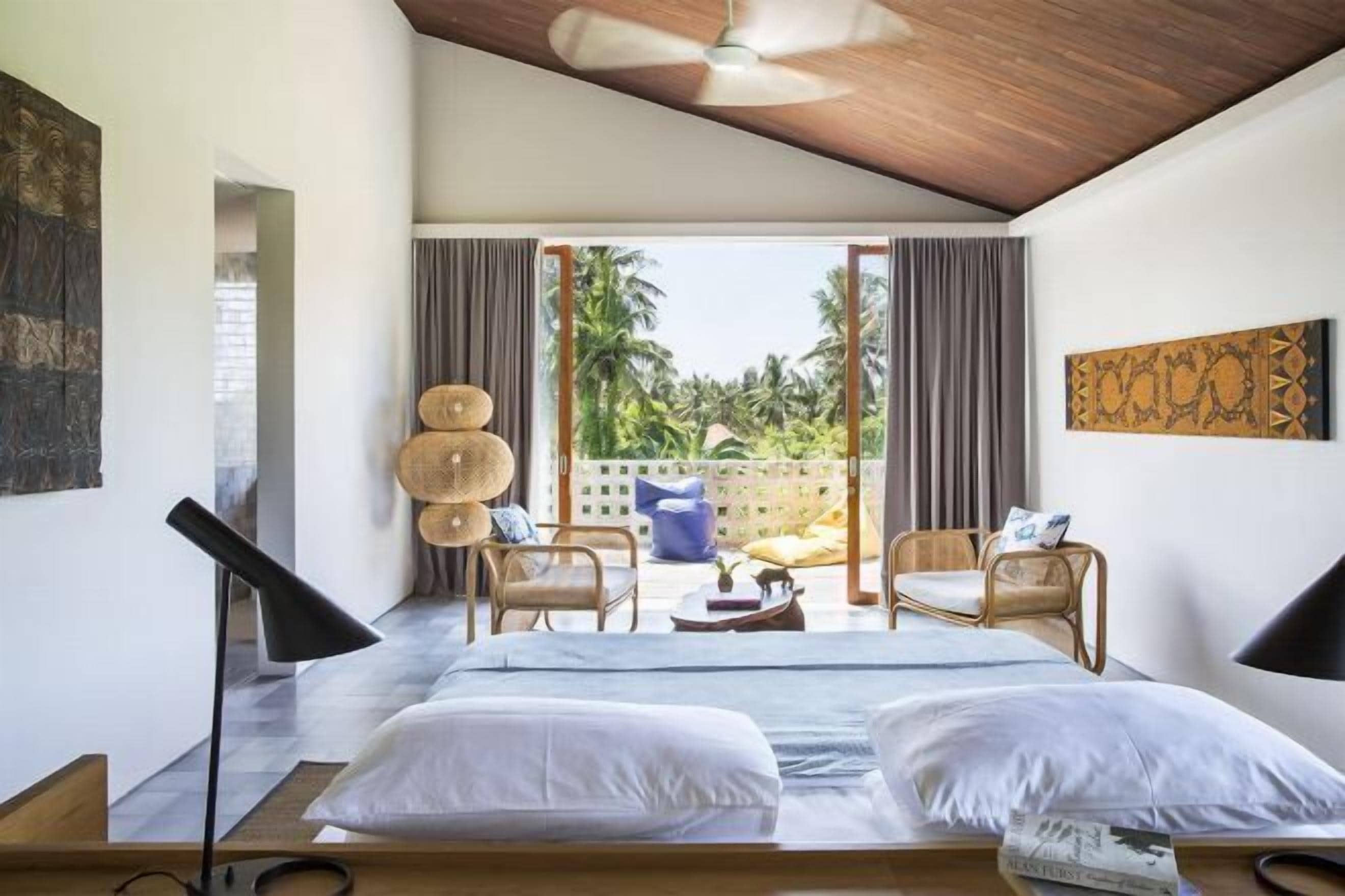 1 habitación, caja de seguridad en la habitación y escritorio 