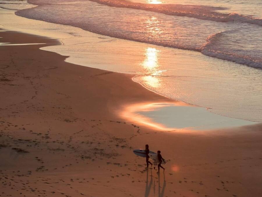 Playa privada cerca, arena blanca, sombrillas y toallas de playa