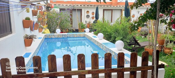 시즌별로 운영되는 야외 수영장, 수영장 파라솔, 일광욕 의자