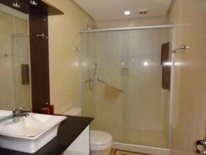 Apartamento, várias camas, para não fumantes | Banheiro | Chuveiro, secador de cabelo, toalhas de banho