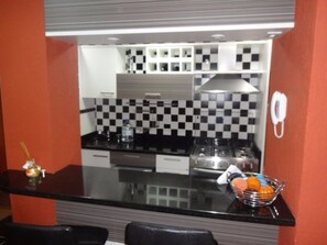 Apartment, Multiple Beds, Non Smoking | Private kitchenette | Fridge, microwave, oven, cookware/dishes/utensils