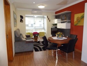 Apartamento, várias camas, para não fumantes | Área de estar | TV