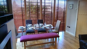 Comfort House, 3 Bedrooms, Non Smoking | In-room dining - South House Winchester (Winchester)