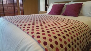 3 bedrooms, Egyptian cotton sheets, premium bedding, iron/ironing board - South House Winchester (Winchester)