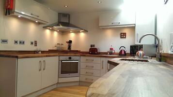 Comfort House, 3 Bedrooms, Non Smoking | Private kitchen | Full-sized fridge, microwave, oven, stovetop