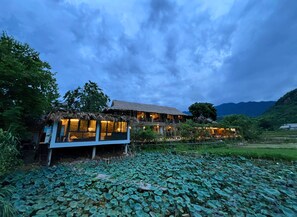 Familiekamer | Een minibar, individueel gedecoreerd, een bureau, geluiddichte muren