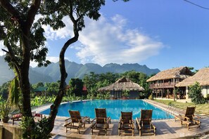 Outdoor pool, pool umbrellas, pool loungers - Mai Chau Sky (Mai Chau)