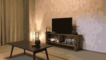 Apartemen, Bebas Asap Rokok (Japanese Western Style, 202) | Ruang keluarga | TV layar datar