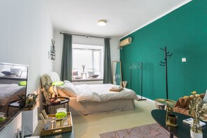 Elite appartement | Luxe beddengoed, donsdekens, een bureau, verduisterende gordijnen