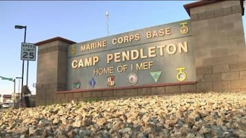 Señal de la Base del Cuerpo de Marines Camp Pendleton, indicando que es la sede de la 1ª Fuerza Expedicionaria de Marines.